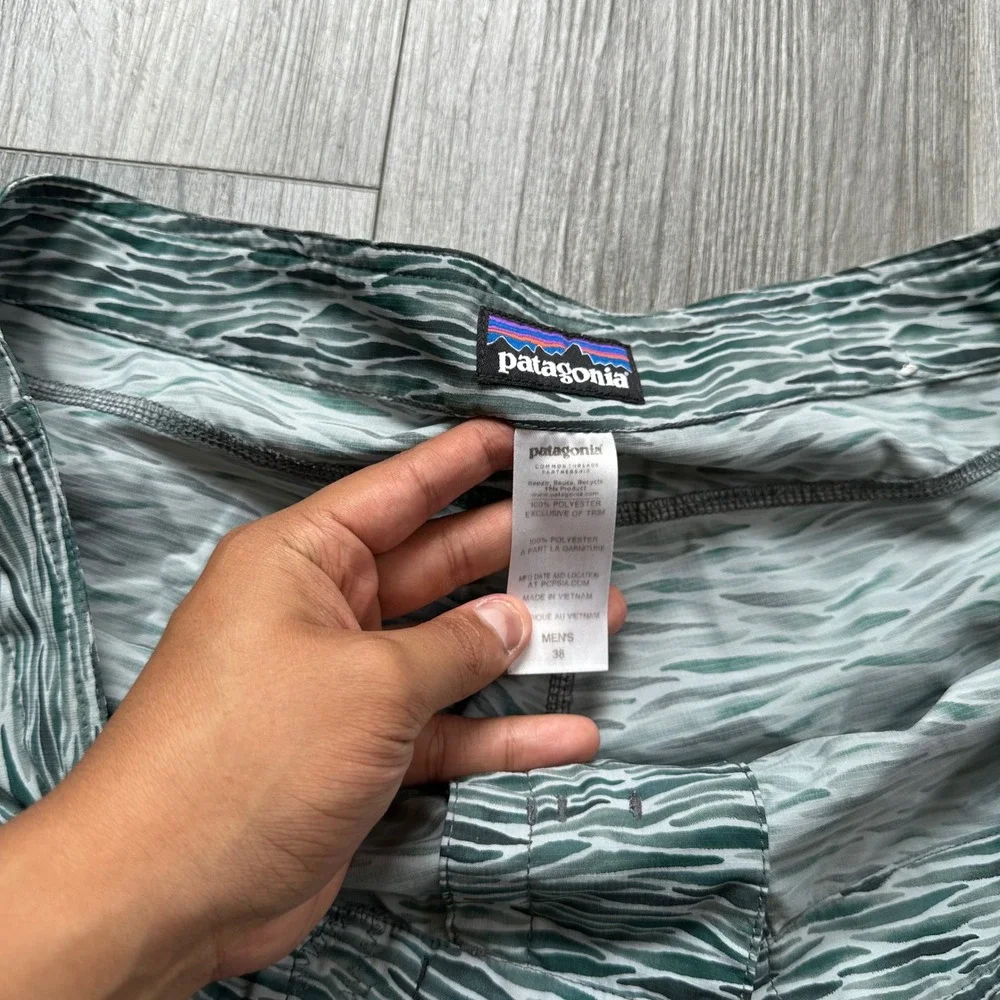 Patagonia Men's Size 38 Green Wave Print Board Shorts Swim Trunks